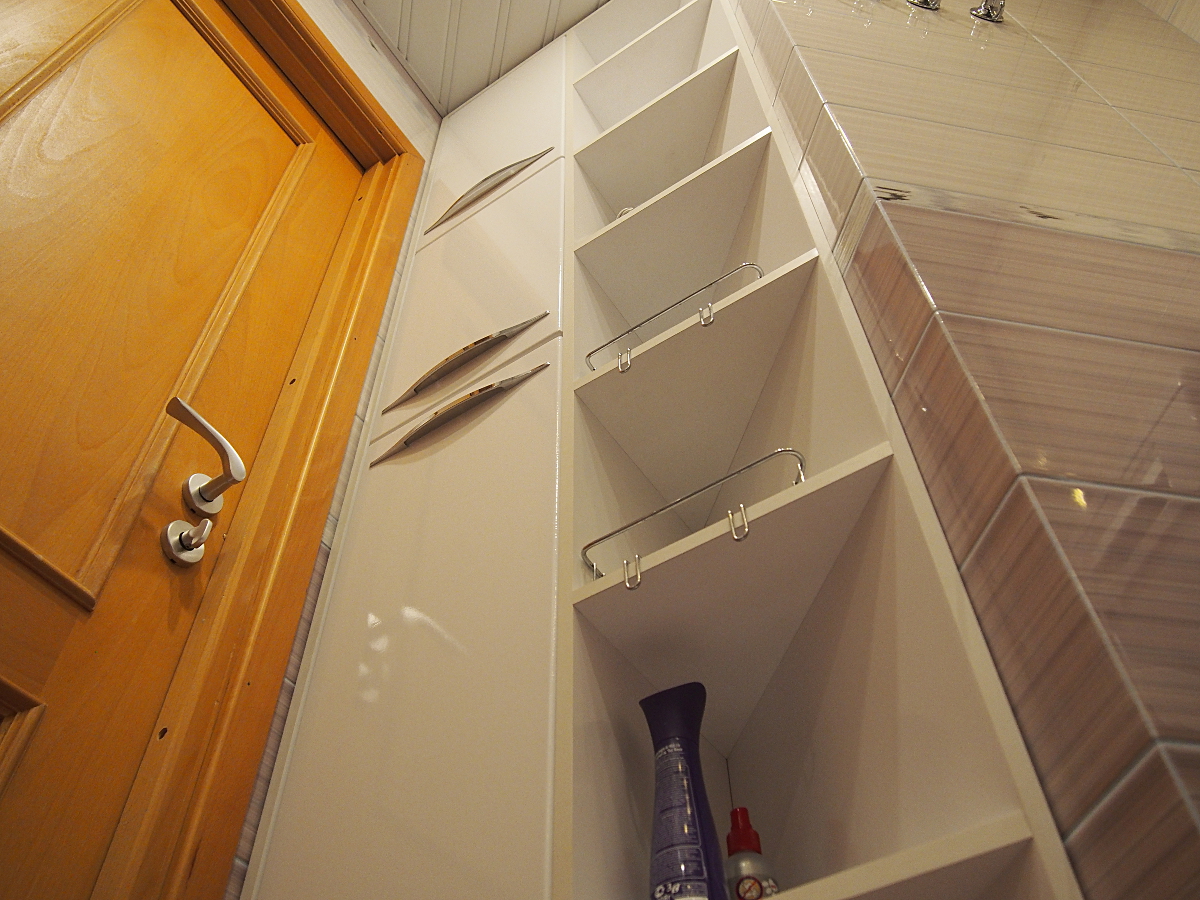 большие шкафы для ванной комнаты с дверями