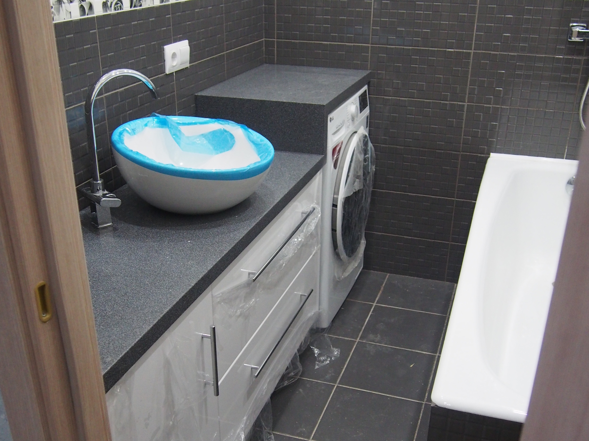 Нравится Дизайн ванной комнаты со столешницей и стиральной машиной - сделаем по Вашим размерам